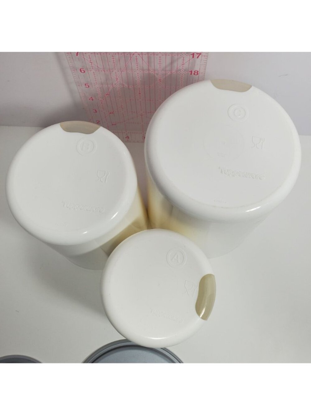 Tupperware White Canisters Gray One Touch Seals Missing Middle Lid - Picture 2 of 10